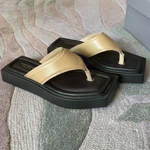 Brand New in box Vagabond Evy sandal in Lark 37